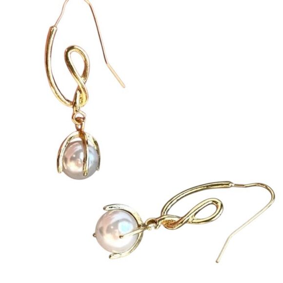 Anthropologie Amber Sceats Lily Long Gold & Pearl Earrings Lightweight - Picture 4 of 5